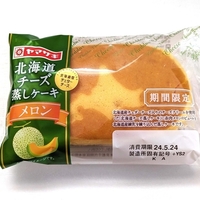 【山崎製パン】2024年5月発売、期間限定「北海道チーズ蒸しケーキ（メロン）」を実食｜赤肉メロンピューレを使ったチーズ蒸しケーキを食べた感想について