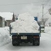 雪を運ぶダンプ