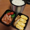 男子高校生のお弁当　今日のメインはウインナー