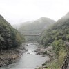 【京都府】雨の日ならではの車窓風景　幻想的な渓谷の眺めが美しい　嵯峨野観光鉄道トロッコ列車の旅〔トロッコ亀岡～トロッコ嵯峨/嵯峨野観光鉄道〕（2022年）