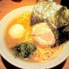 初めて家系ラーメンで「油少なめ」を注文して屈辱に震えている