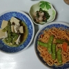 ナスとトマトの様子　　　　　　　　　　　　　　　　　　　朝の涼しいうちに草取り