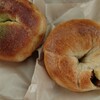 秋に移転して開店予定、金沢市額谷にあった好きなパン屋さん。パン屋こくうでベーグル2個と食パン。善与門で、クリームチーズあずきソフトも。