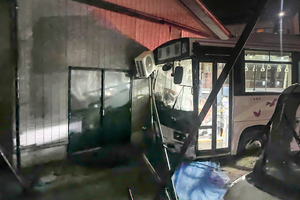 上越市頸城区の市道交差点で路線バスと軽乗用車が衝突　民家に突っ込み外壁など壊す