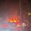 夜だるま速報/沖縄県うるま市石川東恩納 サンエー北側県道6号線沿い付近 建物から火の手あがる火災 周辺道路一部交通規制1