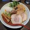 白山市乾町にある中華そば響で、先日から提供開始された春季限定まぜそば(温玉付)大盛。
