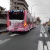 今日は雨の中、国道１０号で西鉄の連結バスを