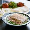 アンシムとポッサム　　アンシムは，ヒレ／テンダーロインを意味する韓国語で，グリルやブロイルなどの方法で，強火で短時間で調理され，ややレアな状態で供されます．　ポッサムは，薄切りにした豚肉を，野菜の葉で包んで蒸した韓国料理です． 適切に調理された肉は，繊細でなめらかなクリーミーな味わいがあります．シンプルな料理にさまざまな薬味やトッピングを加えることで完成する典型的な料理であり，キムチチゲやテンジャンチゲ，海鮮チヂミなどのサイドディッシュを添えて供されます．