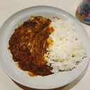 カレーライスで飯を食う。