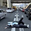 中国人女性2人が高速道路で寝そべり写真投稿で大炎上！なぜ批判が殺到？