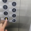 地震でエレベーターが停止したときにパニックにならない５つの方法