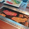 肉を焼く