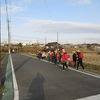 登校の風景：北風の中響くあいさつ