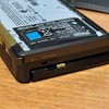 携帯ゲーム機のバッテリーを確認。