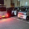 会社の駐車場で、剪定や草刈道具ののった