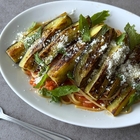 なすは先に揚げ焼きに。生トマトの即席ソースにからめるとろとろなすパスタ【元イタリアン料理人が教える】