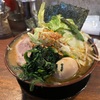 野菜がモリモリのこのラーメンはもはやサラダってことで良いよね！？行列必至の人気店家系ラーメンクックらの野菜トッピングが最高すぎる件！！