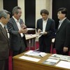 結城文部科学事務次官が来学 -- 本館の貴重資料を視察