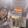 ノラ・ジョーンズ日本武道館終了後、九段下のわら焼き専門店で打ち上げ　桜木かなこさん、神がかる美味しさ、と絶賛　NORAH JONESの文字のビールに看板　BGMノラ一色