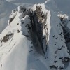 スキーで1人通れるほどの断崖絶壁直滑降する2014年のベストスキーライン