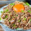 【レシピ】シャキッとめちゃウマ♬もやしとひき肉のスタミナ丼♬