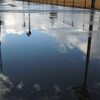 大雨注意報の中の新聞配達