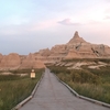 むき出しの地層を散策！ーバッドランズ国立公園（Badlands National Park）ー