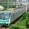 緑が主体のイメージが強い鉄道写真