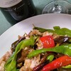 豚肉の青椒肉絲とスペインの赤