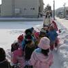 幼稚園児の雪遊び、自治体若手職員の雪かき研修