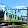 青空をバックに走る高崎線E233系電車