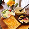 今日の朝食ワンプレート、ふりかけるチーズトースト、チキンクリームスープ、目玉焼き、サラダ、バナナブルーベリーシリアルヨーグルト