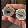石を割ったら、クッキーモンスターそっくりの断面が現れた！