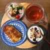 今日の朝食ワンプレート、どんぐりのちくわパン、三角の紅茶、ビーンズ大根サラダ、フルーツヨーグルト