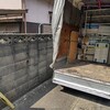 軽トラックの荷台をあけて、先日伐採した庭木の