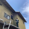 雨漏りの調査では屋根の上で水を掛けます。