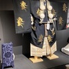 黒　黄色　紫　色彩設計