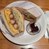 エビフライサンドとりんごジュース飲みくらべ