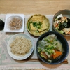 厚揚げ。野菜スープ。蒸し大豆サラダ。納豆。