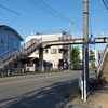 「立川第十小学校」の北側のすずかけ通りにある無名のレトロ歩道橋