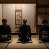 お盆の時期の座敷の灯り