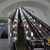 モスクワ地下鉄のエスカレーターで人が転んだとき監視員は