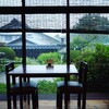 車軸を流すような。