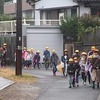 登校の風景：雨が止んでいる間に