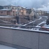 朝おきると、路肩や屋根の上に雪が積もって