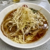 【今週のラーメン４８４４】丸幸（東京・武蔵境）ネギラーメン ＋ チャーシュー皿 ＋ アサヒスーパードライ 中瓶　〜憂さを癒すに最適中華そば店！質実拉麺！酒と麺を楽しむオヤジの楽園！