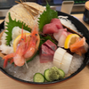 大阪 阪急東通商店街にある寿司店、「元祖ぶっちぎり寿司 魚心 本店」さんで、お寿司屋さんでの昼飲みをしました