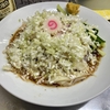 【今週のラーメン５７４８】中華そば みたか（東京・三鷹）冷しワンタンメン ＋ 竹の子もやしピーマン皿 ＋ サッポロ赤星２本　〜やっぱり細葱増し！隙間から穏やかな雲呑！素朴と華麗！可憐に映える大衆的冷しワンタンメン！