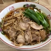 【今週のラーメン４１４７】 くじら食堂bazar 三鷹店（東京・JR三鷹） 醤油 ＋ 本格吊るし焼豚 ＋ 替玉 ＋ サッポロラガービール赤星 中瓶　〜何度食っても飽きない素朴さ！笠岡系鶏出汁の怒涛の旨さ！替玉まで行く着くべし！