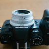 PERGEAR 25mm F1.7（Micro 4/3）、コンパクトで柔らかな描写を楽しめるコスパ抜群の標準レンズ